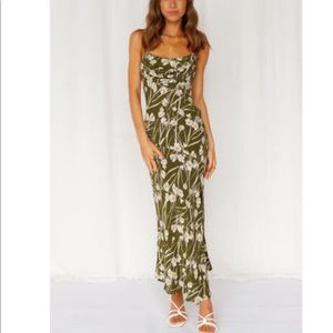 Popping off midi dress in green